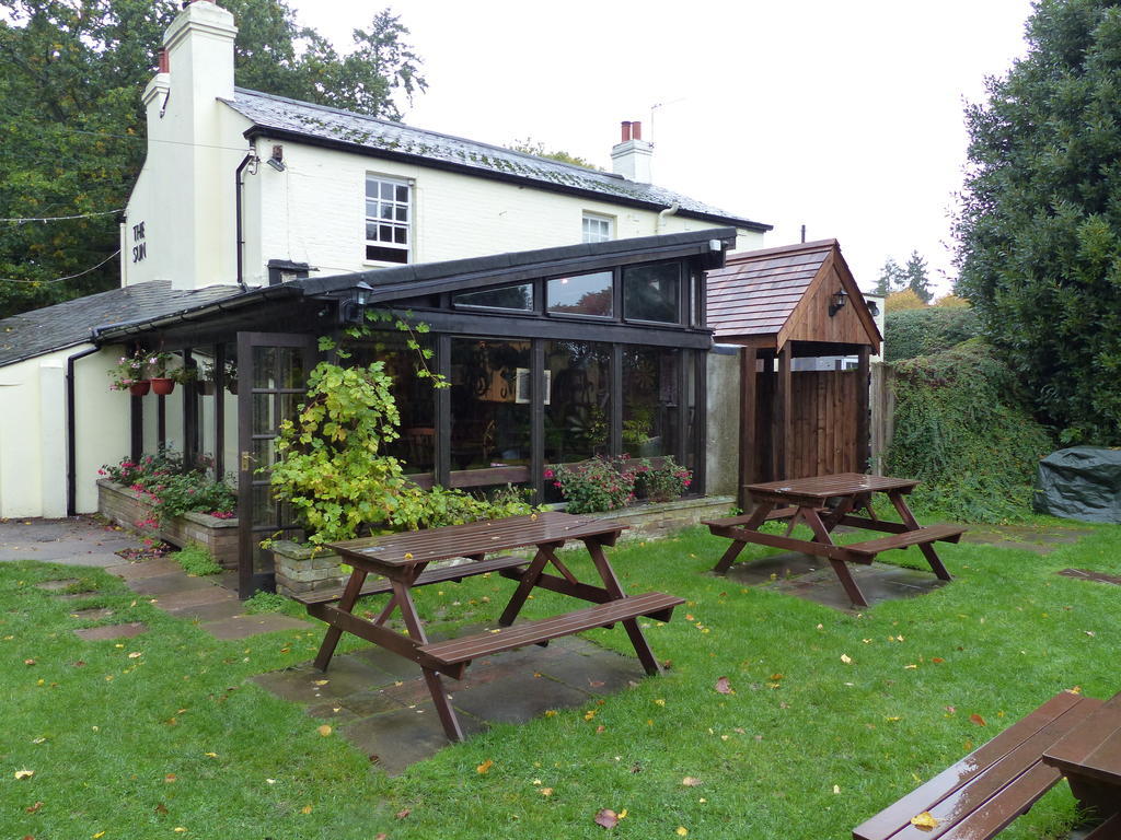 The Sun Inn Englefield Green Esterno foto