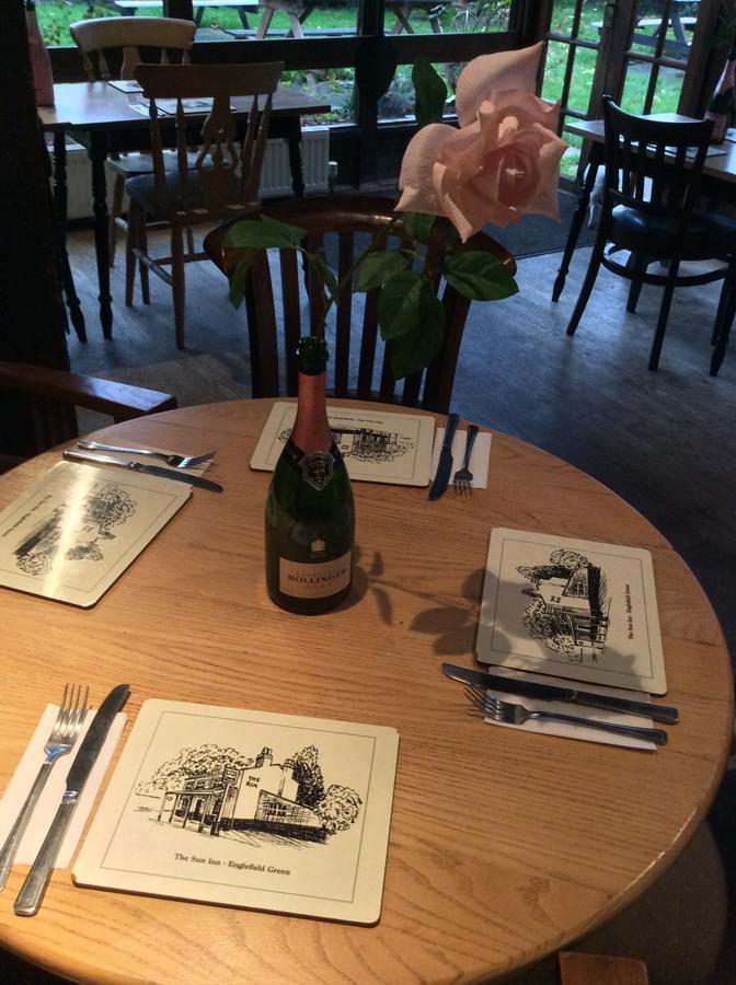 The Sun Inn Englefield Green Esterno foto